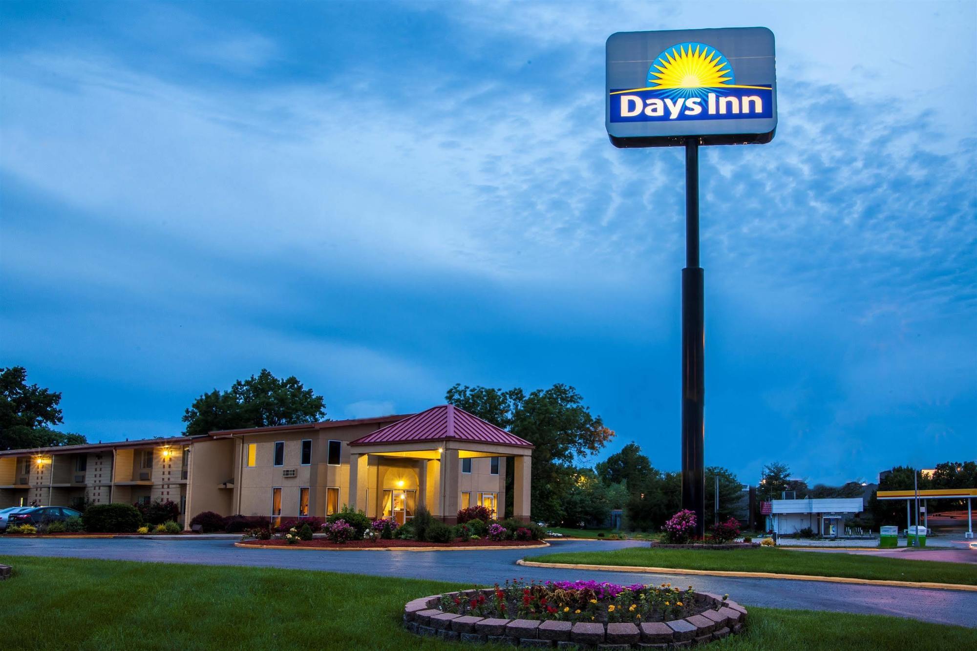 Days Inn By Wyndham Columbia I-70 Exterior photo