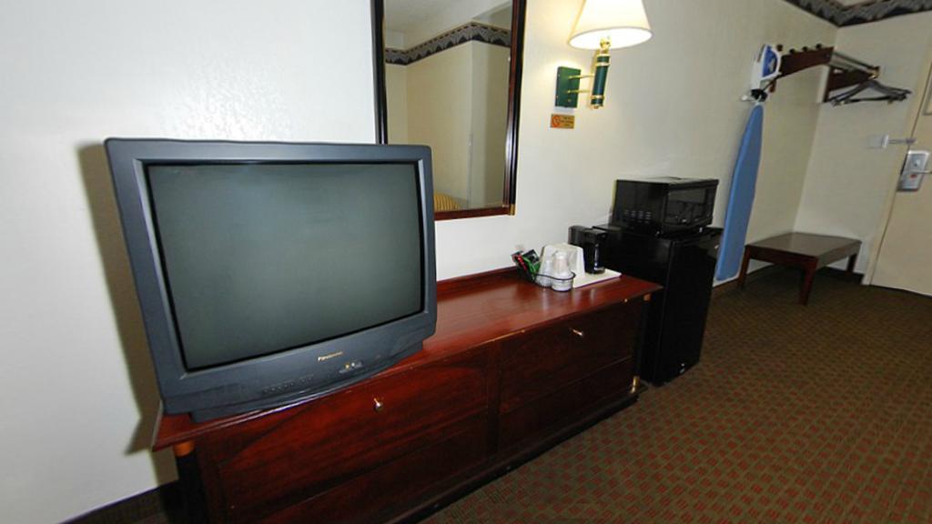 Days Inn By Wyndham Columbia I-70 Exterior photo