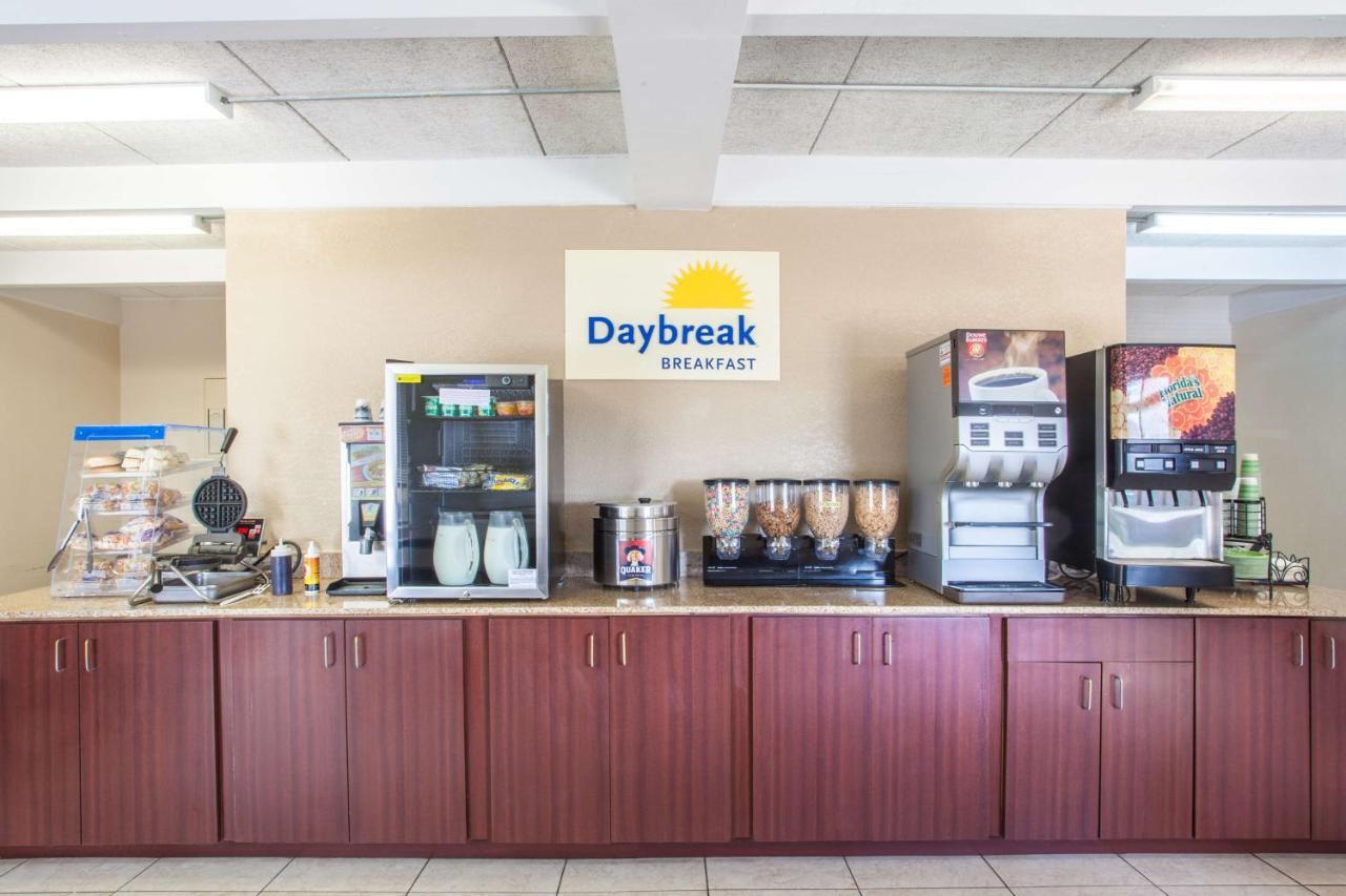 Days Inn By Wyndham Columbia I-70 Exterior photo